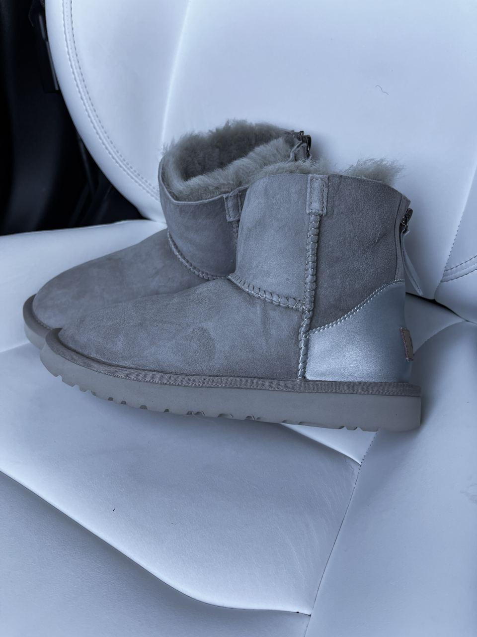 UGG Short ZIP Light Grey