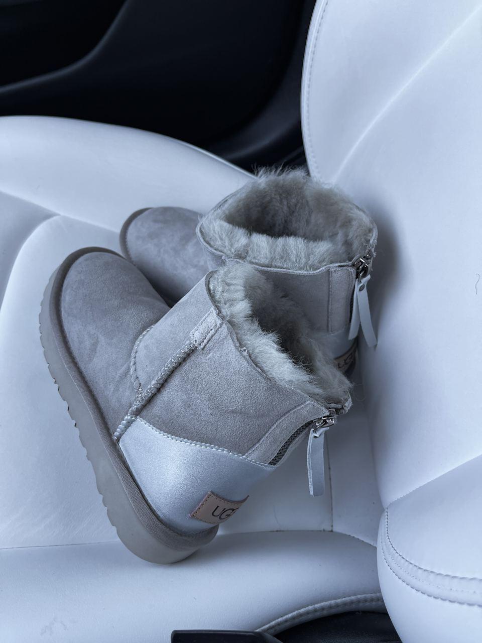 UGG Short ZIP Light Grey