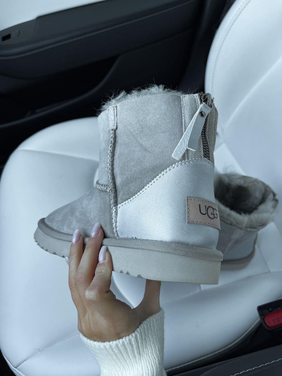 UGG Short ZIP Light Grey
