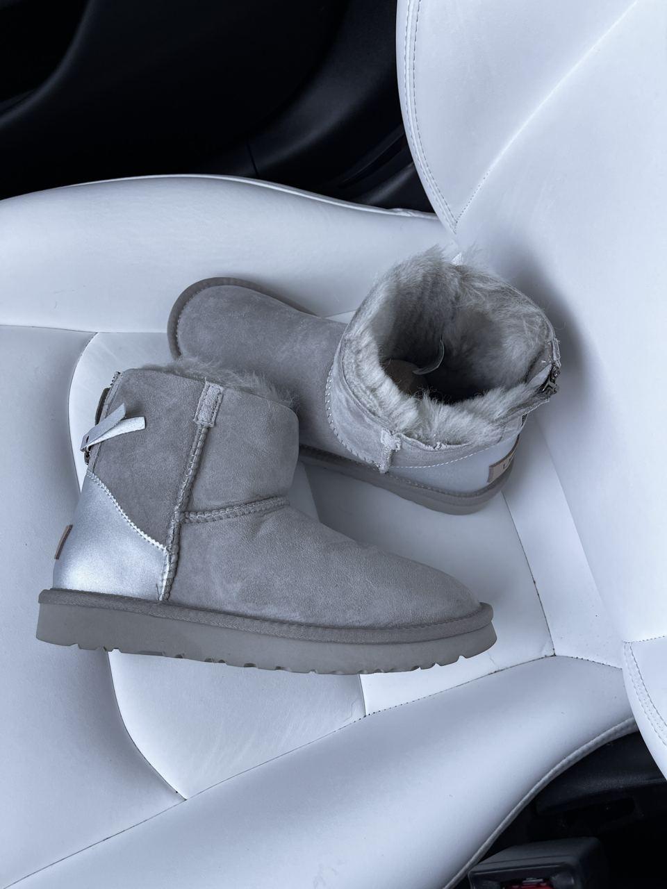 UGG Short ZIP Light Grey