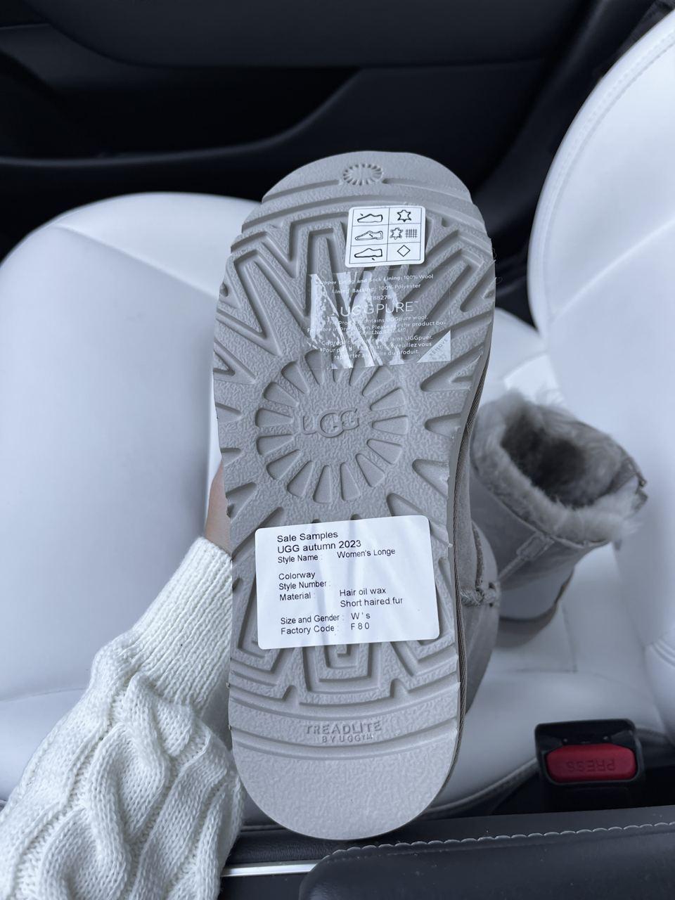 UGG Short ZIP Light Grey