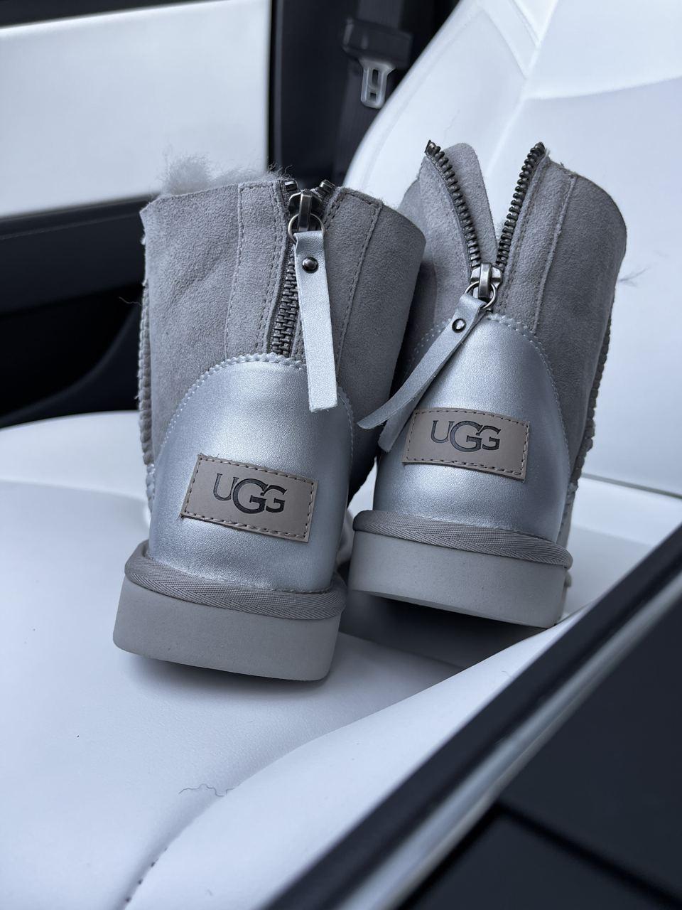 UGG Short ZIP Light Grey