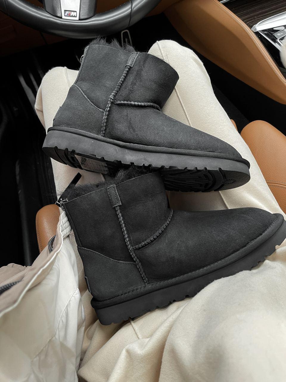 UGG Short ZIP Black v4