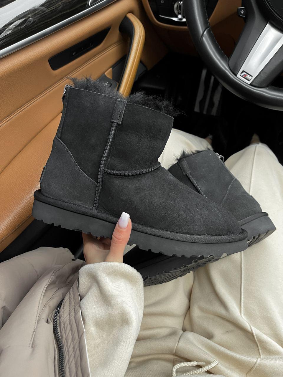UGG Short ZIP Black v4