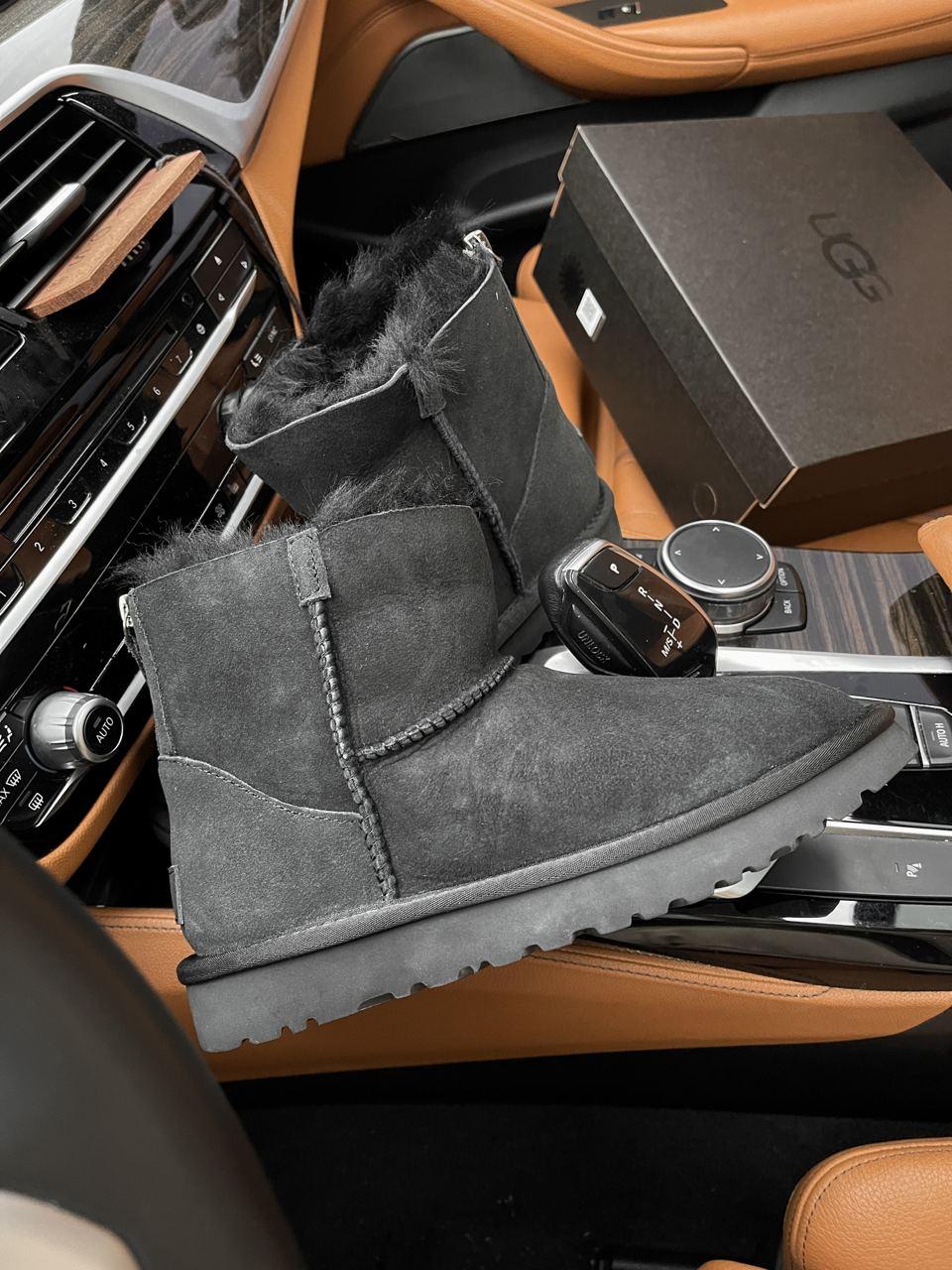 UGG Short ZIP Black v4