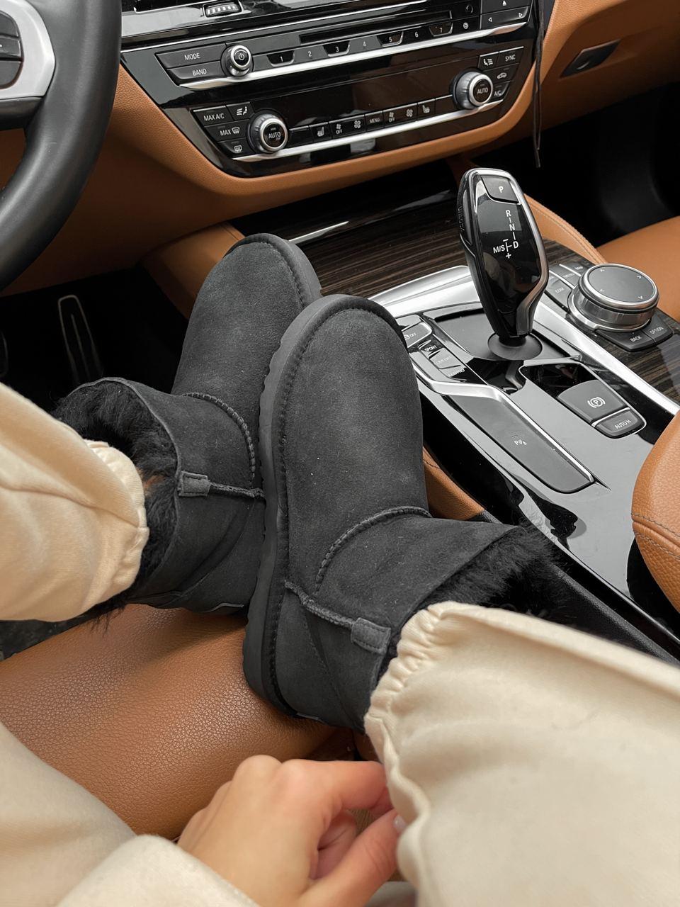 UGG Short ZIP Black v4