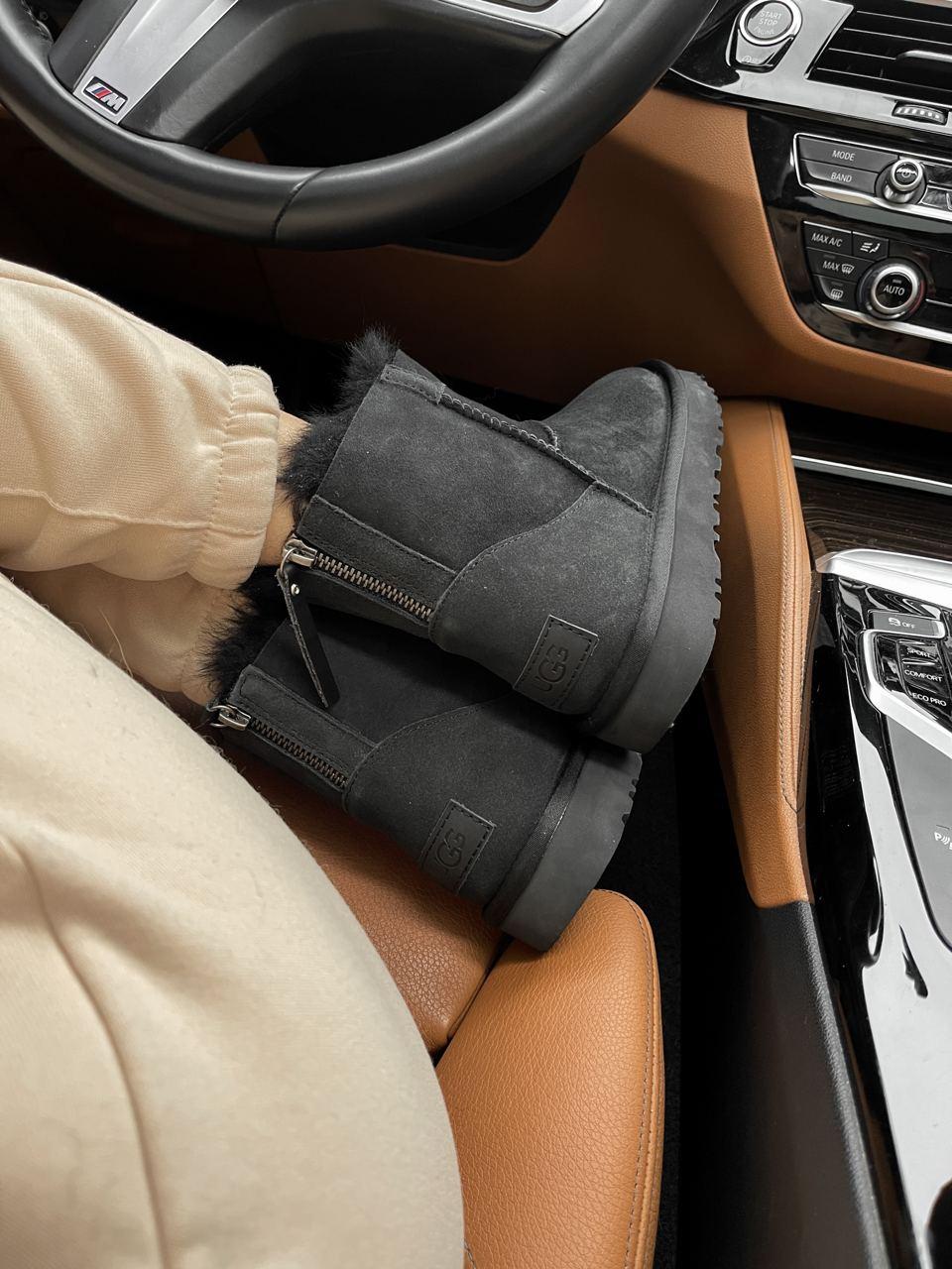 UGG Short ZIP Black v4