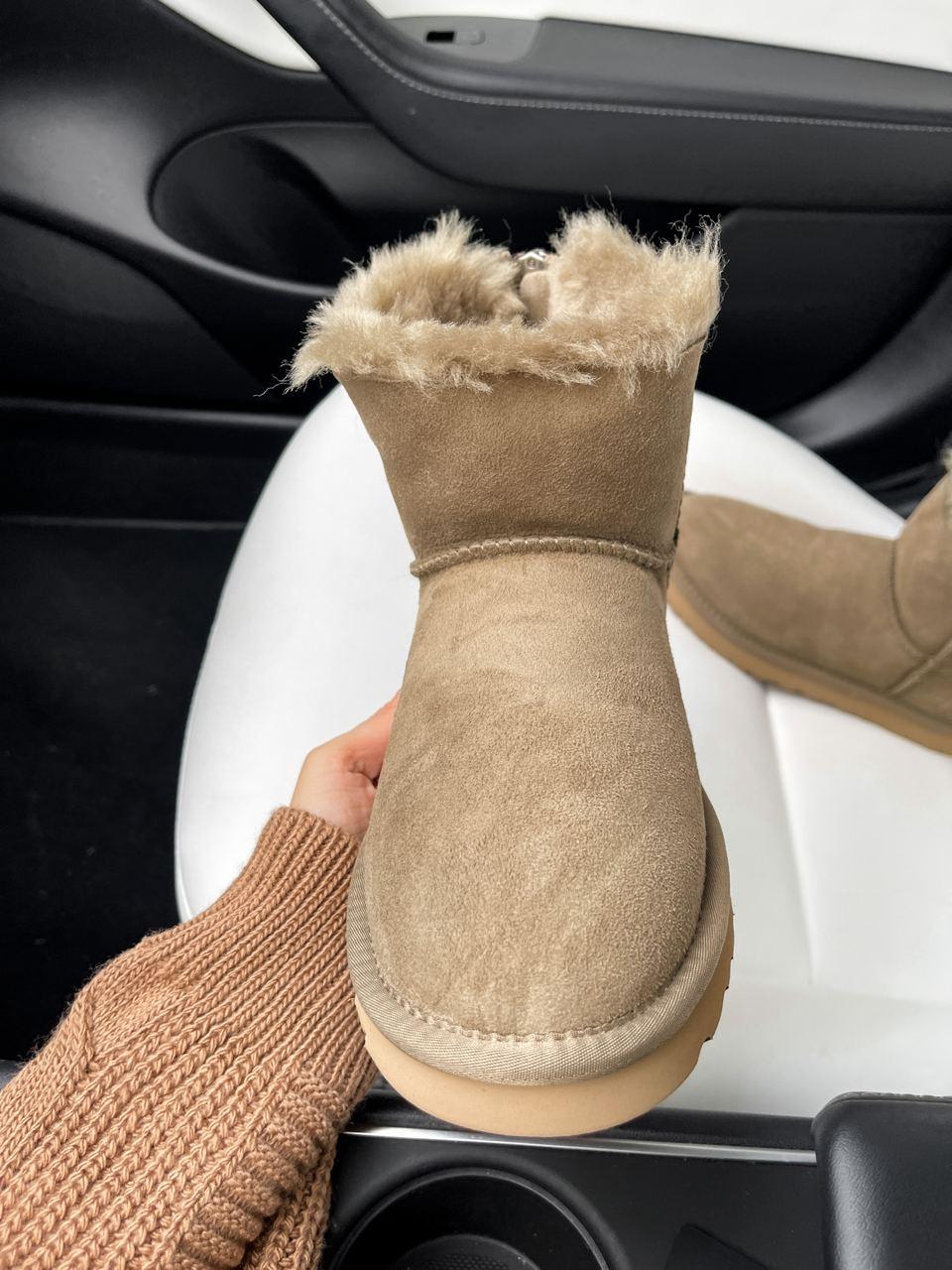 UGG Short ZIP Khaki