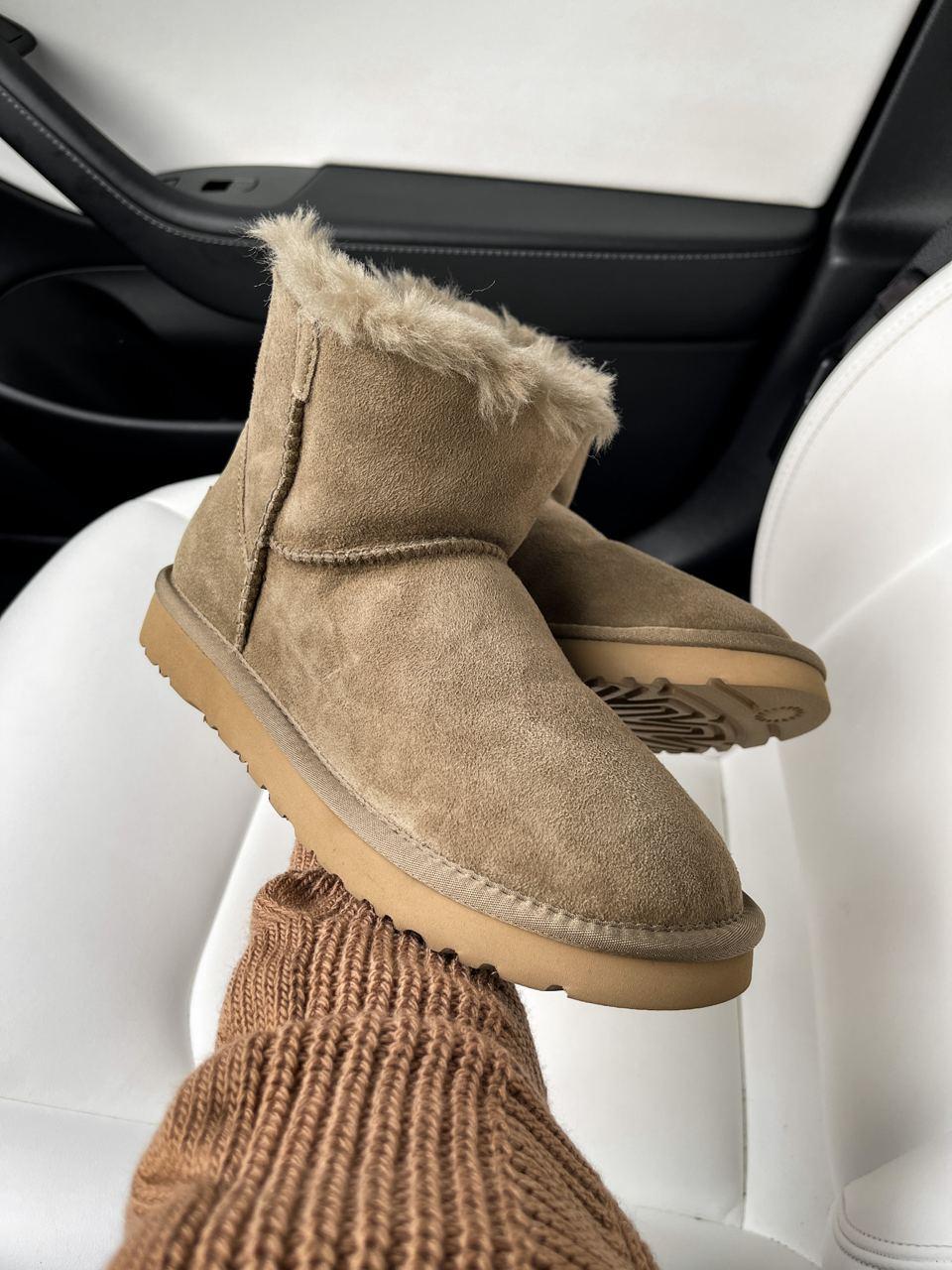 UGG Short ZIP Khaki