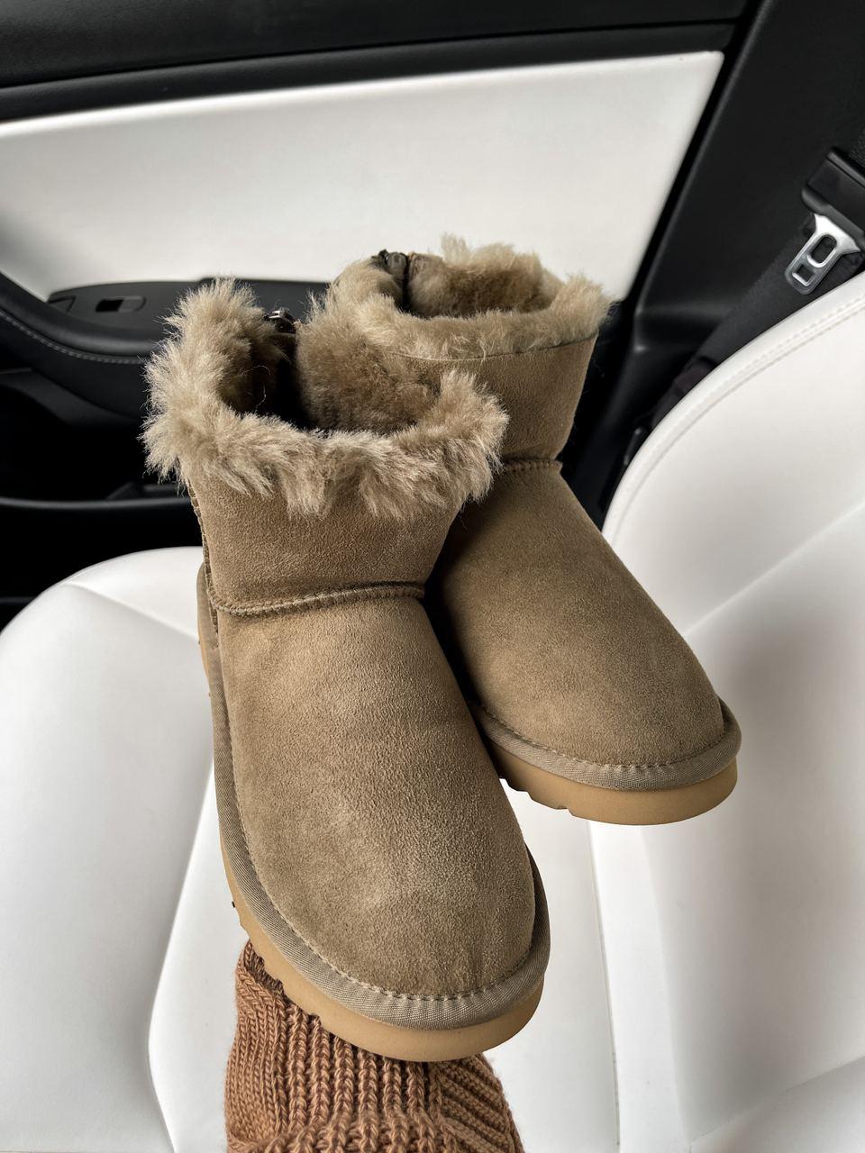 UGG Short ZIP Khaki