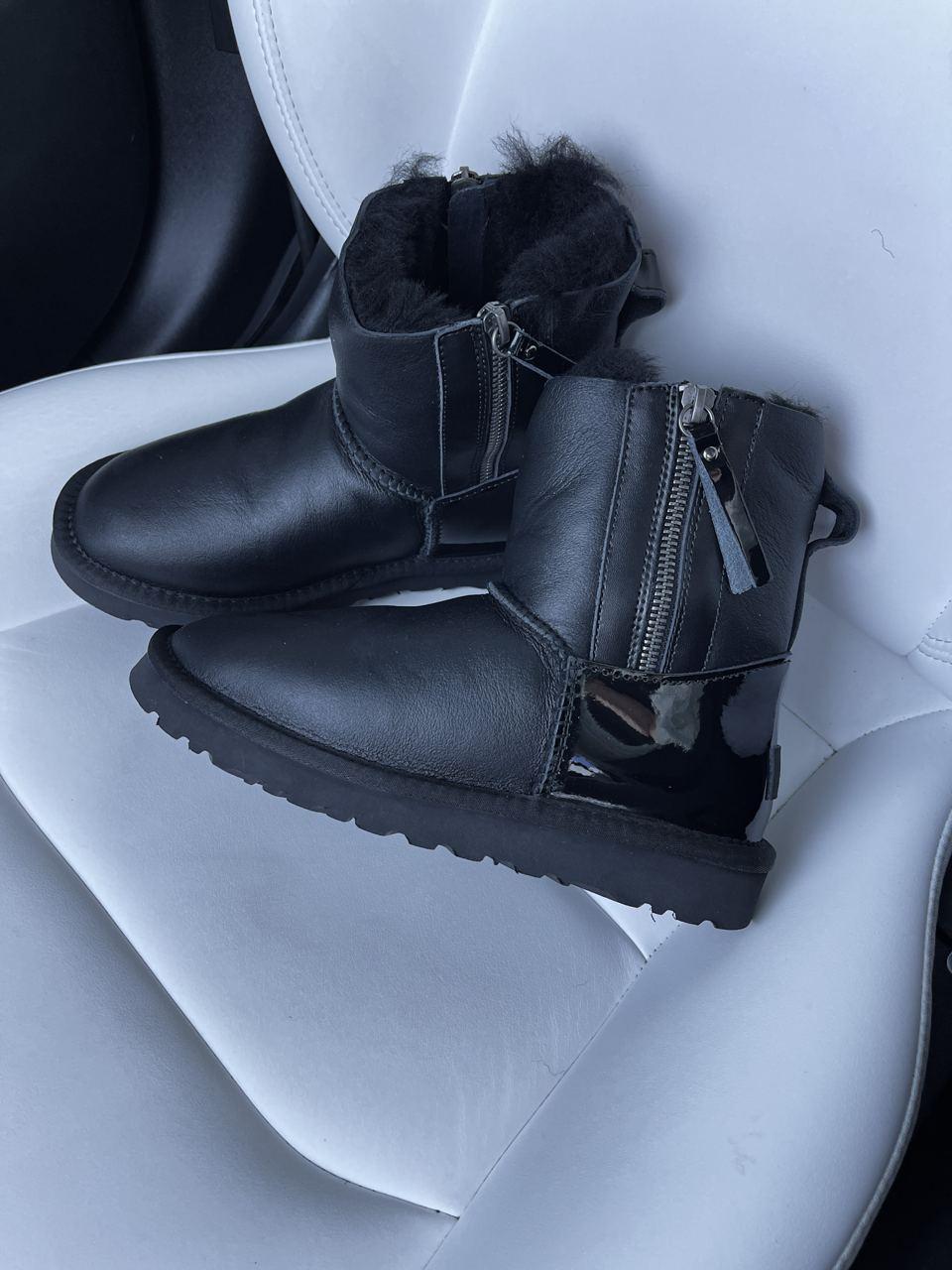UGG Classic High Zip leather Black Lacquer
