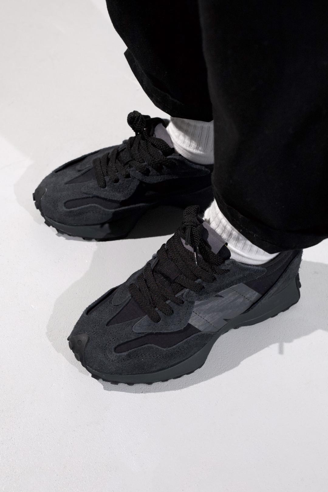 New Balance 327 Triple Black