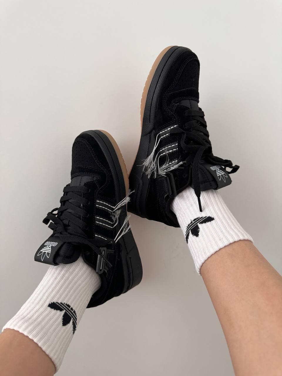 Adidas Forum BLACK / WHITE THREADS