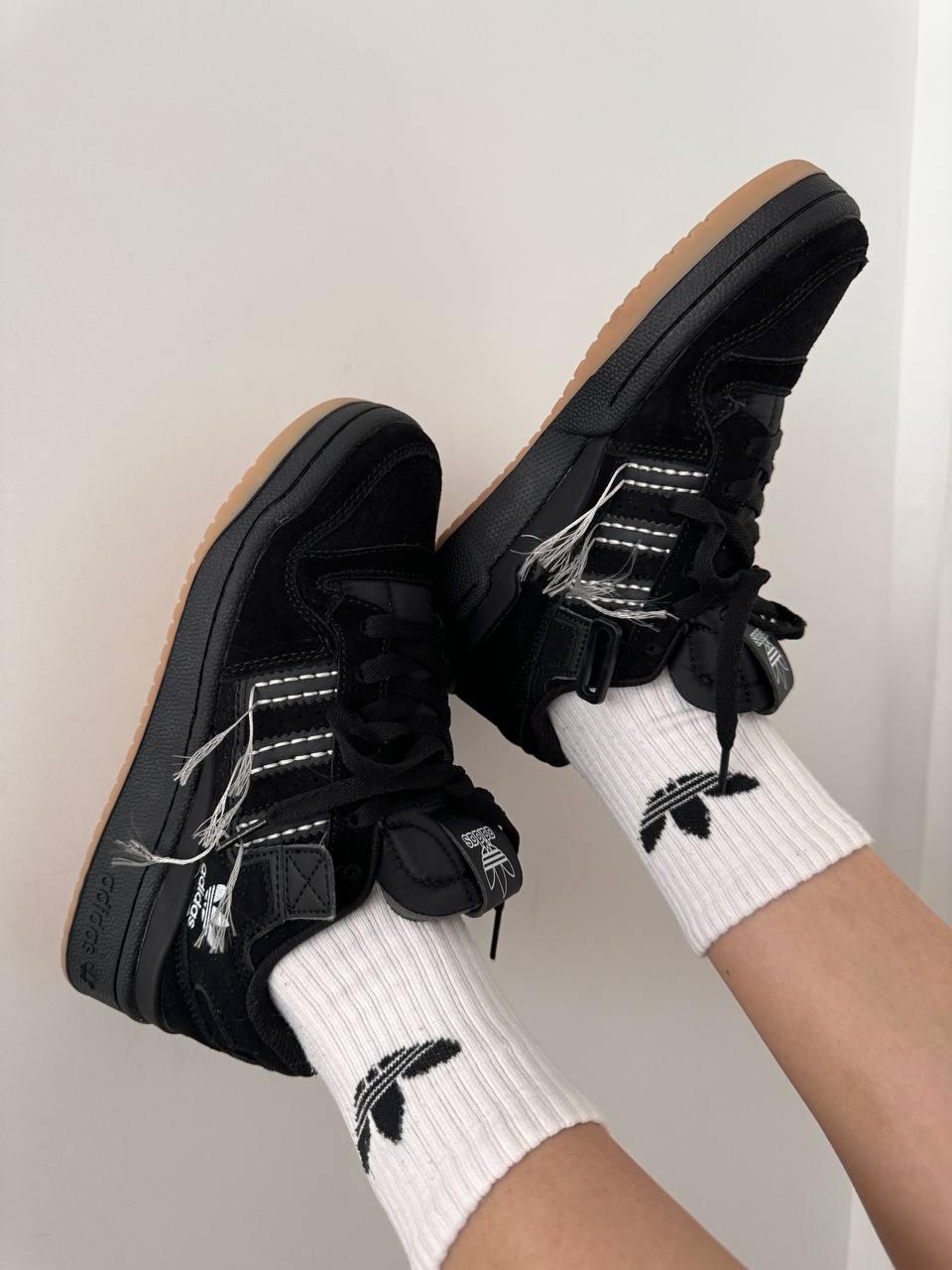Adidas Forum BLACK / WHITE THREADS