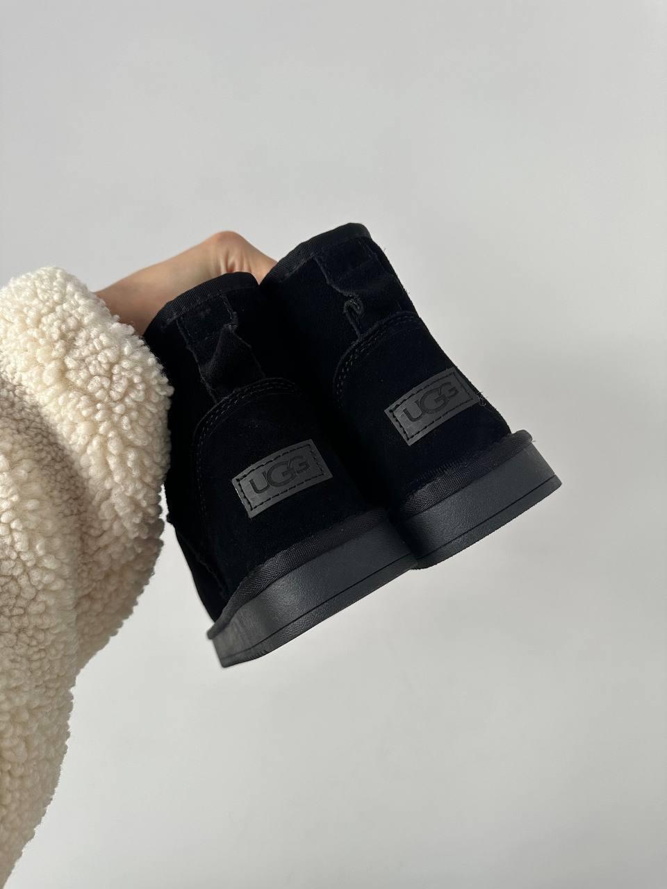 UGG MINI BLACK ZIP SUEDE