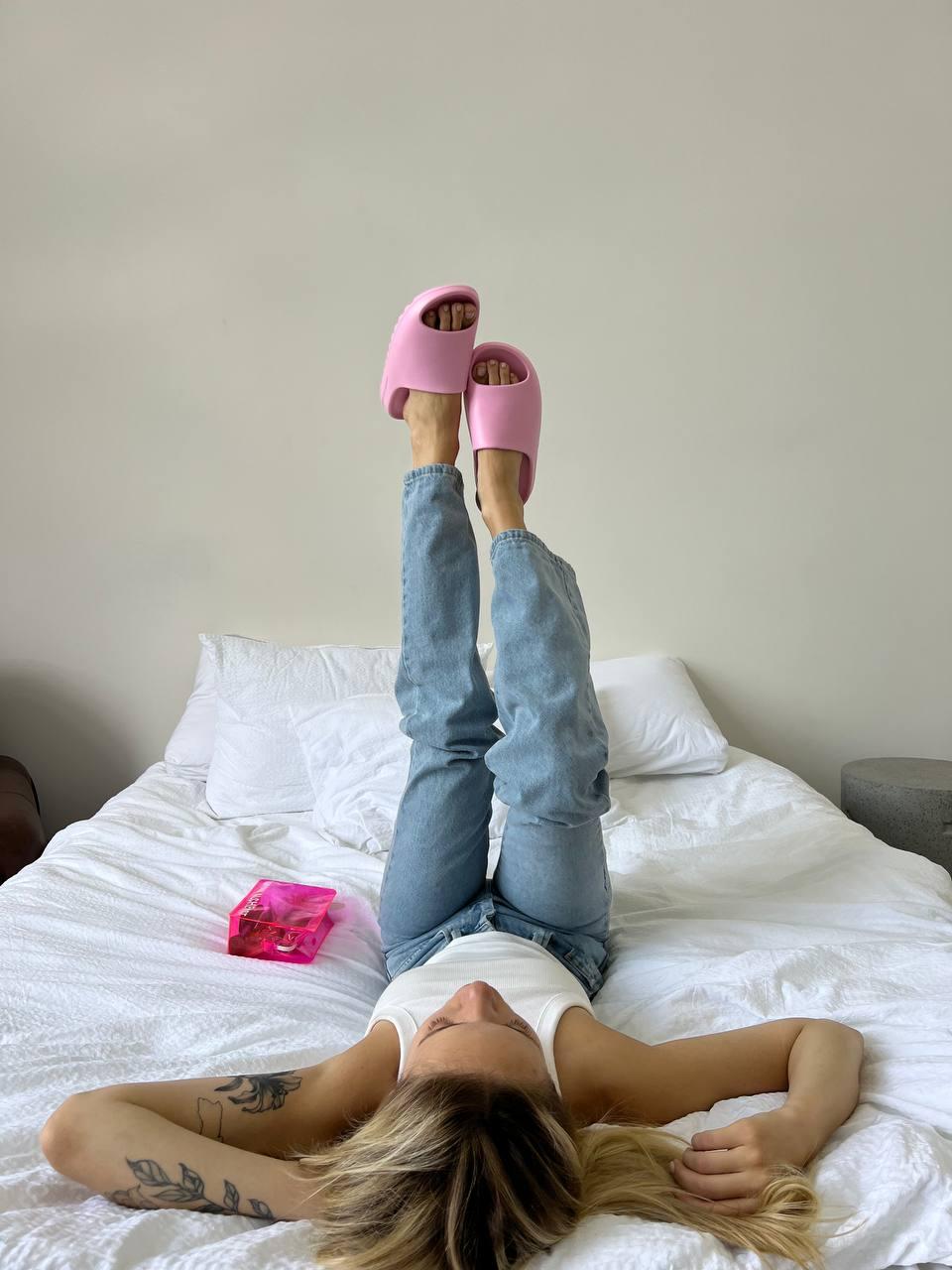 Adidas Yeezy Slide Pink