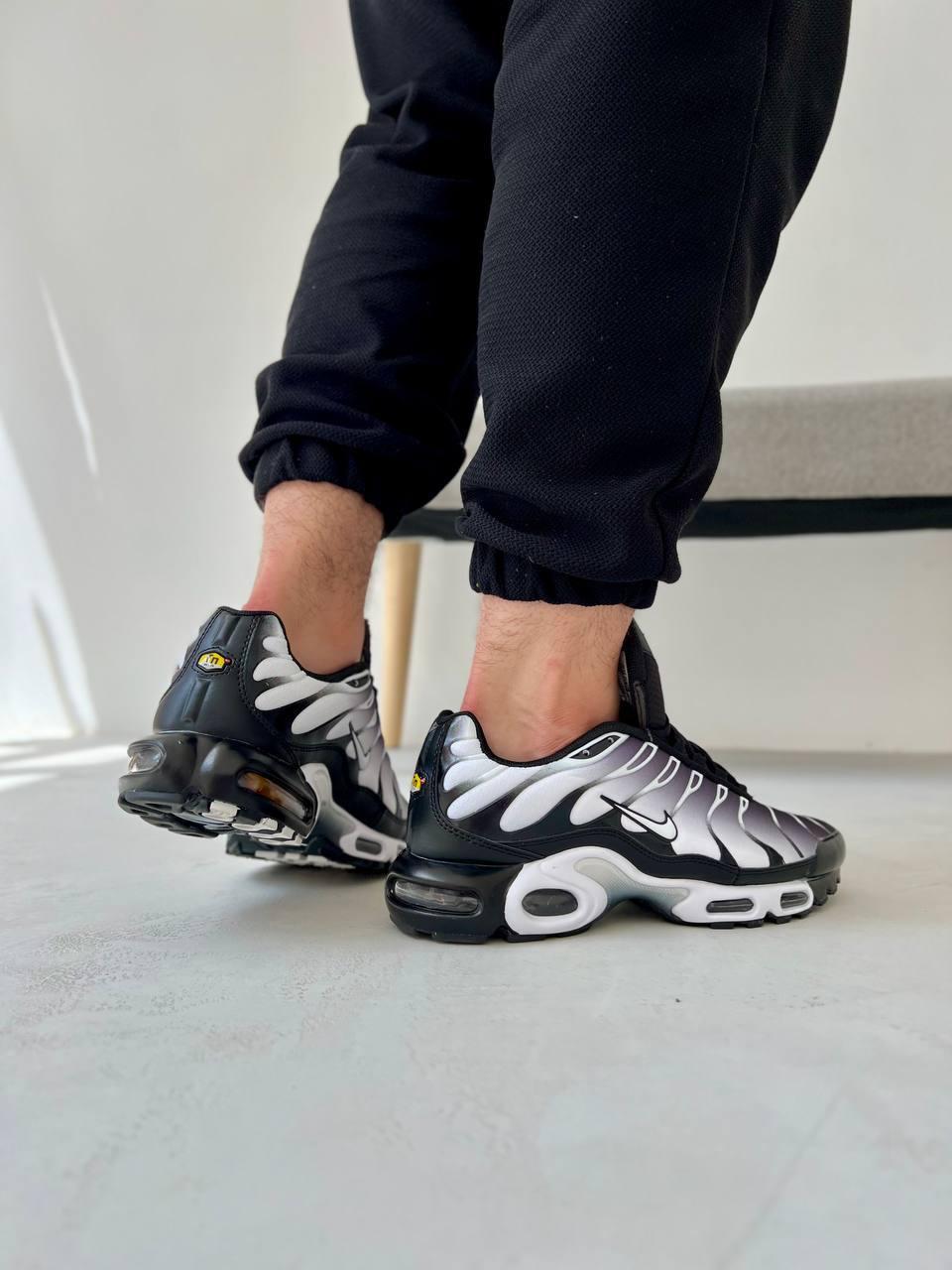 Nike tn black white