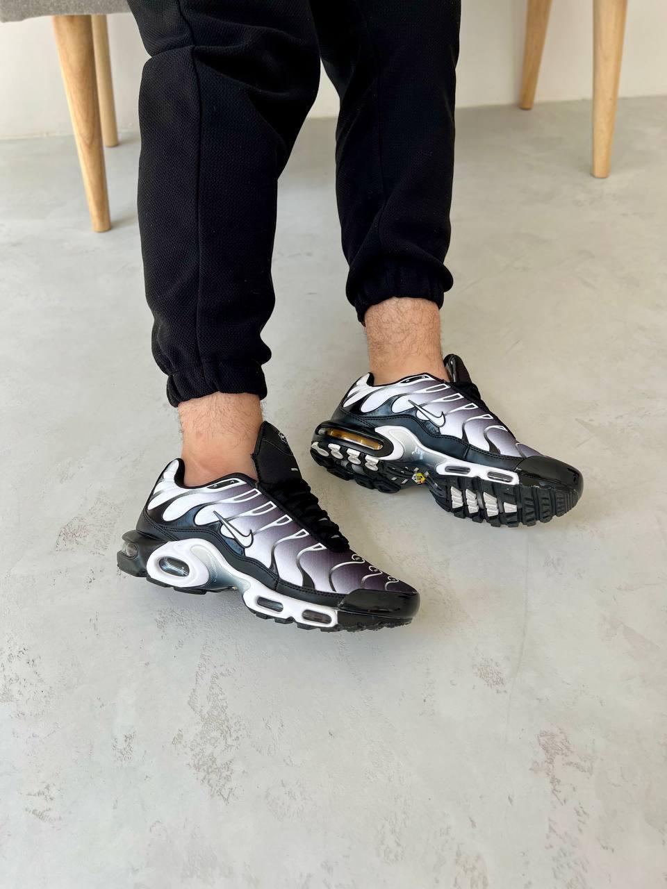 Nike tn black white