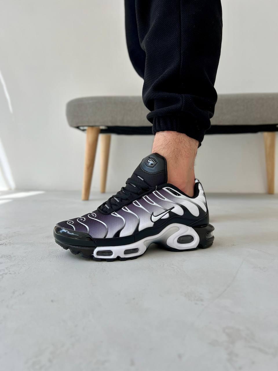 Nike tn black white