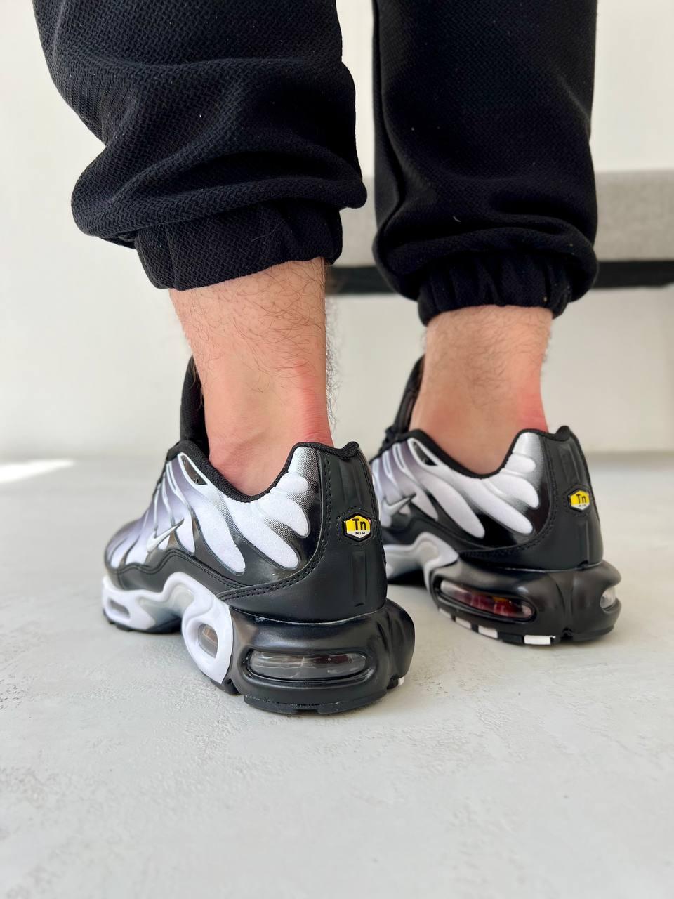 Nike tn black white