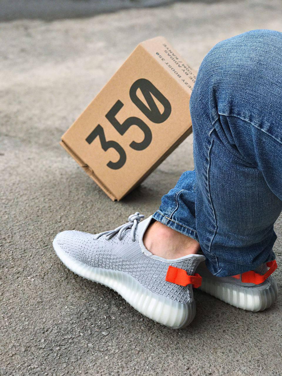 Yeezy 350 v2 TAIL LIGHT