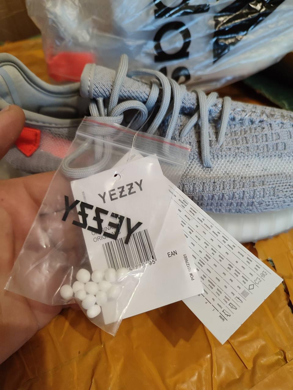 Yeezy 350 v2 TAIL LIGHT