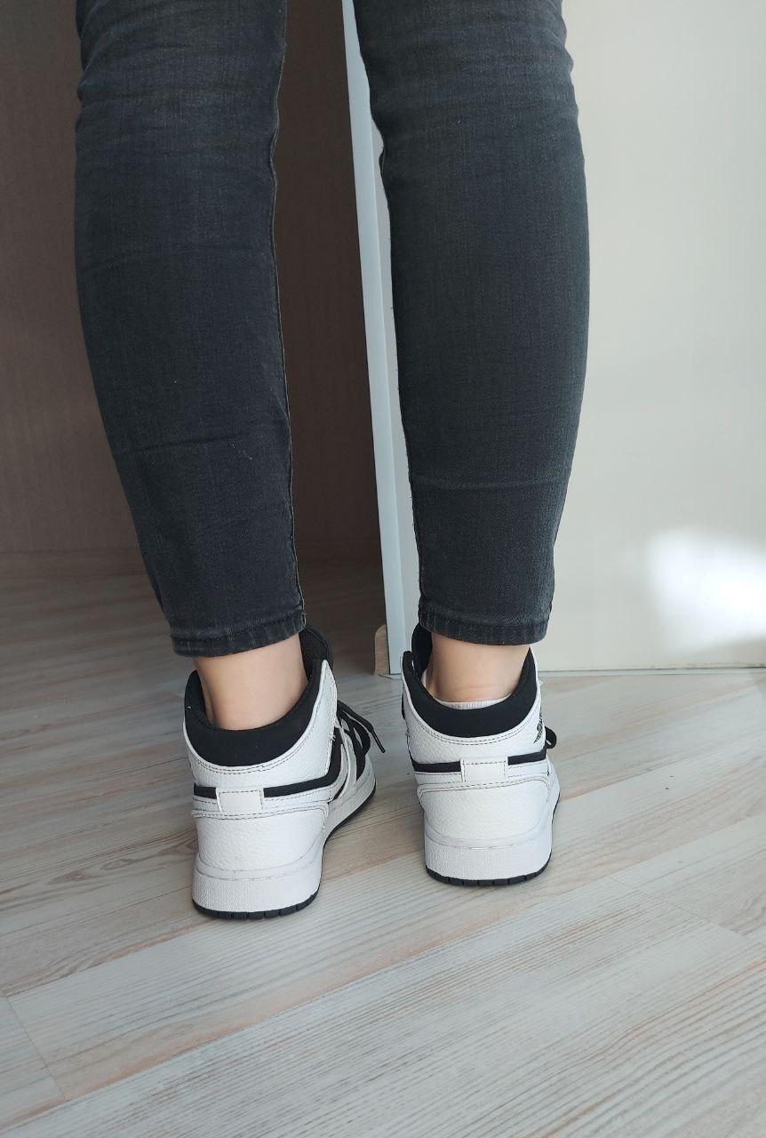Nike Air Jordan 1 Mid Black White