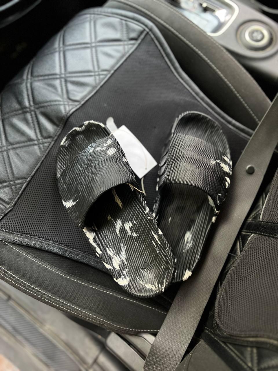 Adidas Adilette 22 плями