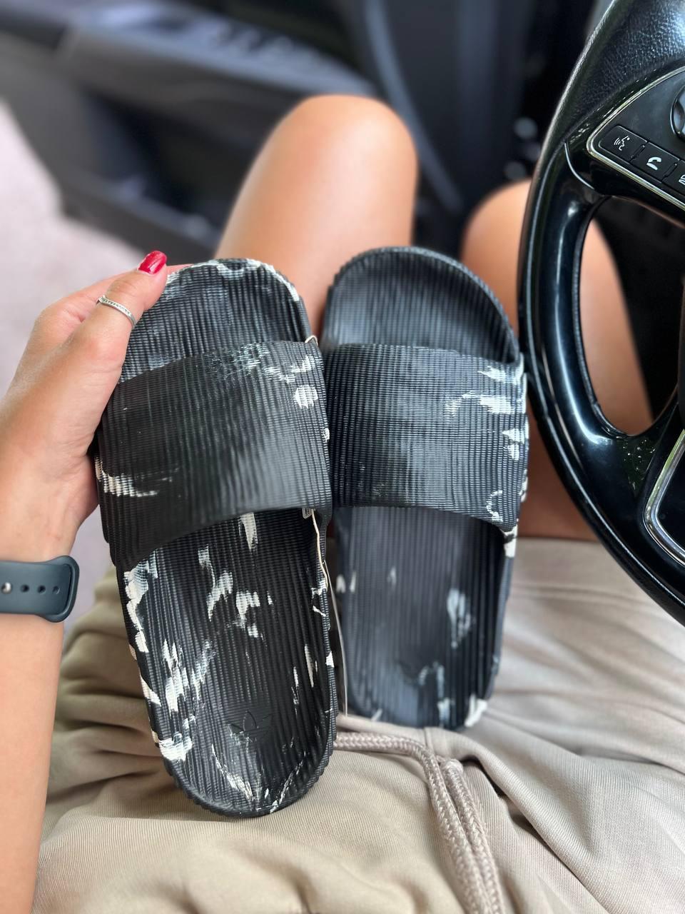 Adidas Adilette 22 плями
