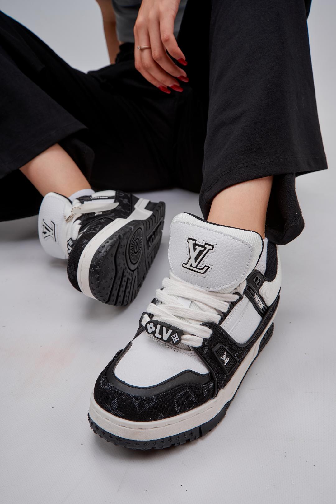 Louis Vuitton Trainer Black v2