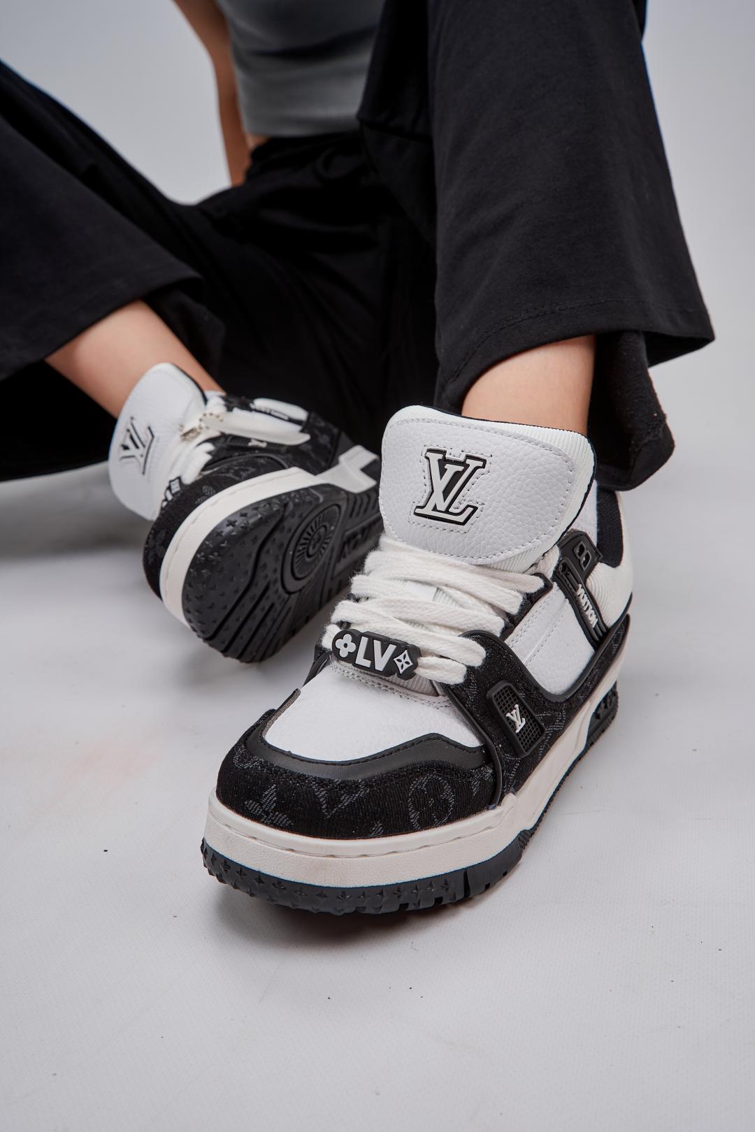 Louis Vuitton Trainer Black v2