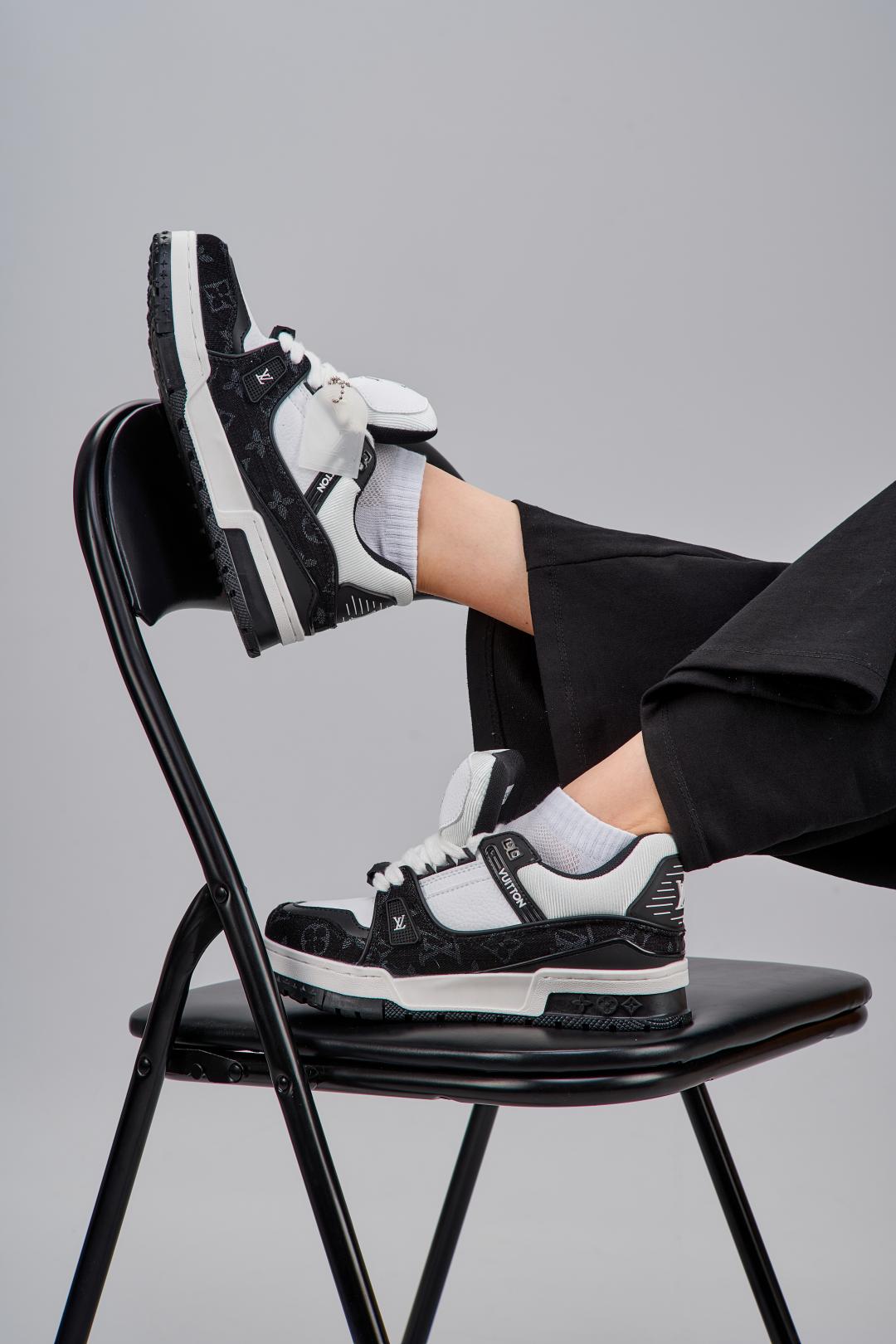 Louis Vuitton Trainer Black v2
