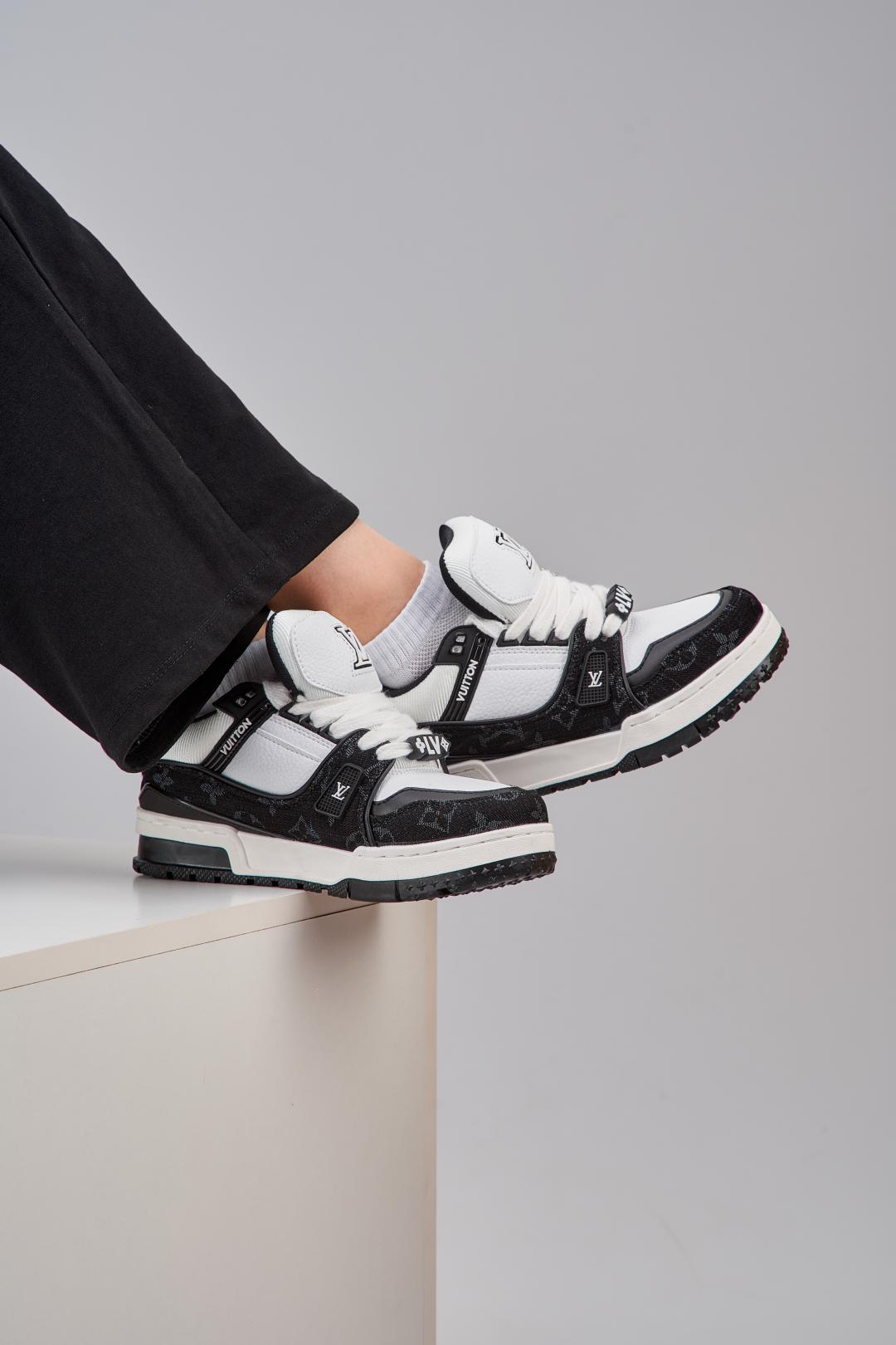 Louis Vuitton Trainer Black v2