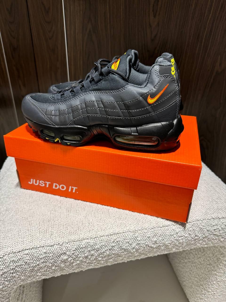 NIKE AIR MAX 95 Anthracite Safety Orange