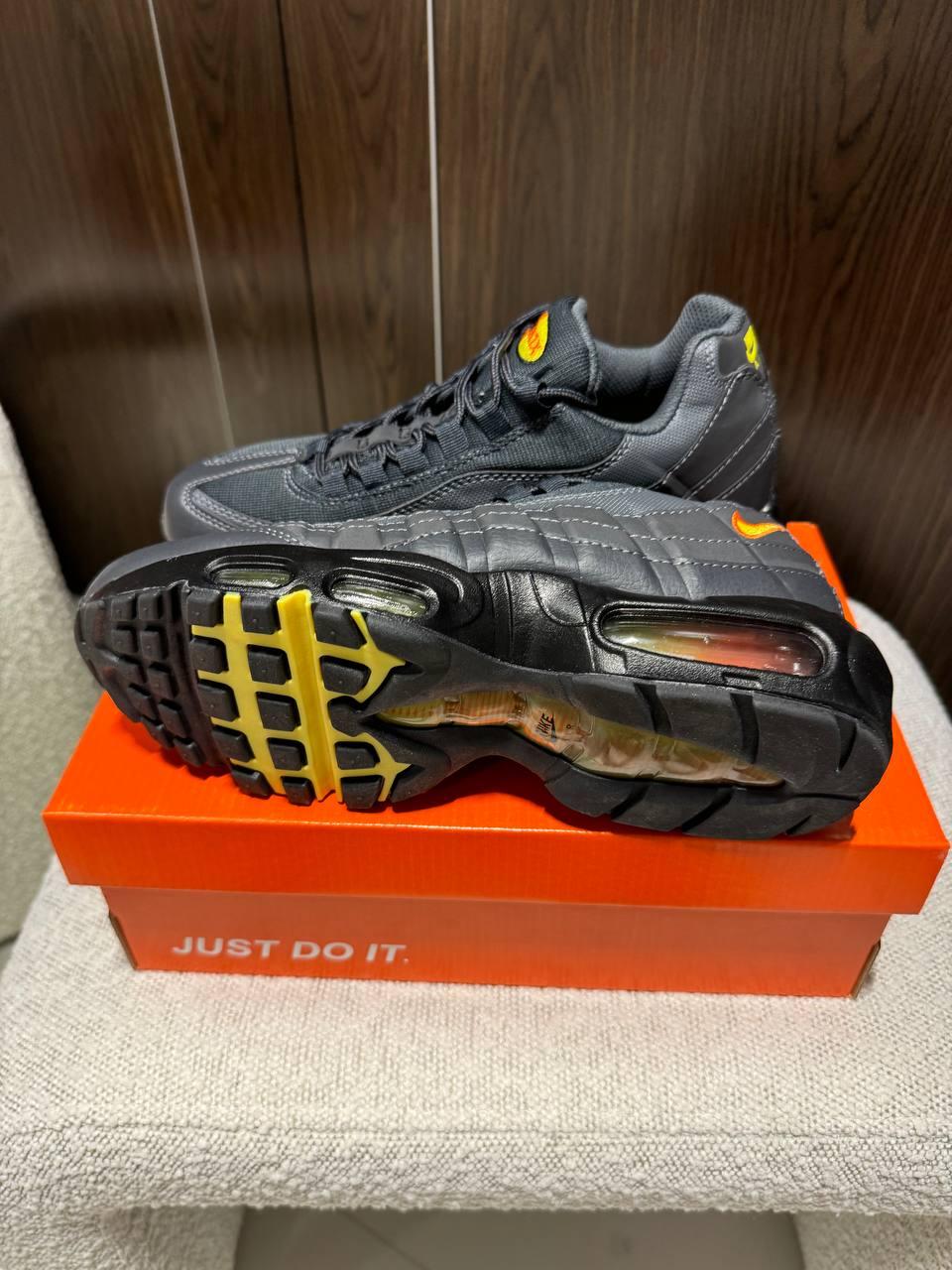 NIKE AIR MAX 95 Anthracite Safety Orange