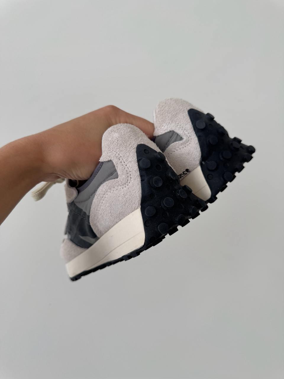 New Balance 327 Grey Logo