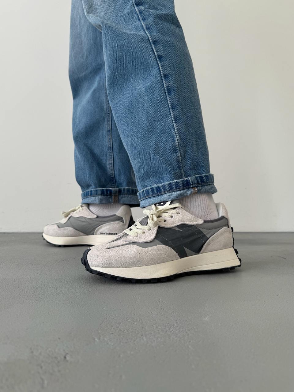 New Balance 327 Grey Logo
