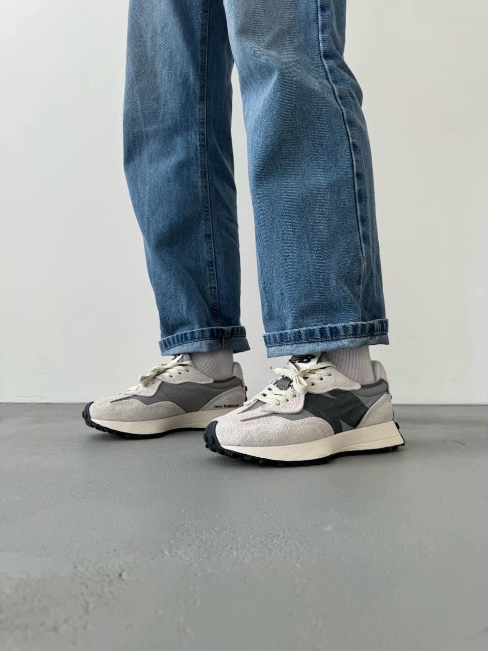 New Balance 327 Grey Logo