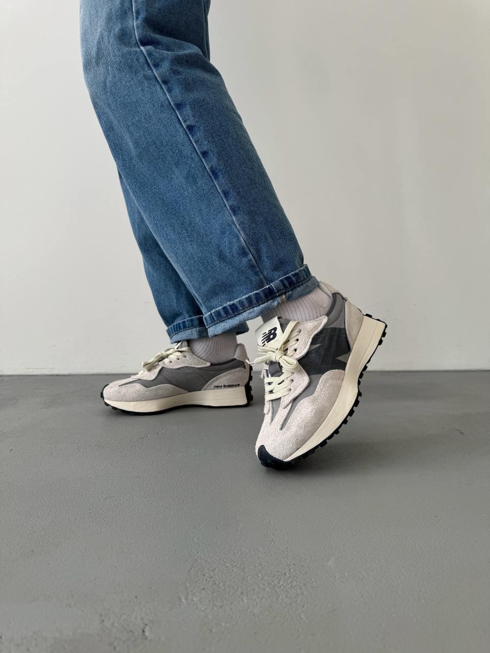 New Balance 327 Grey Logo