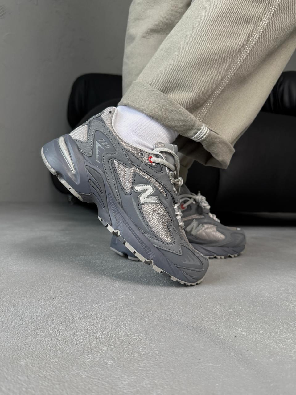 New Balance 725 Grey Black