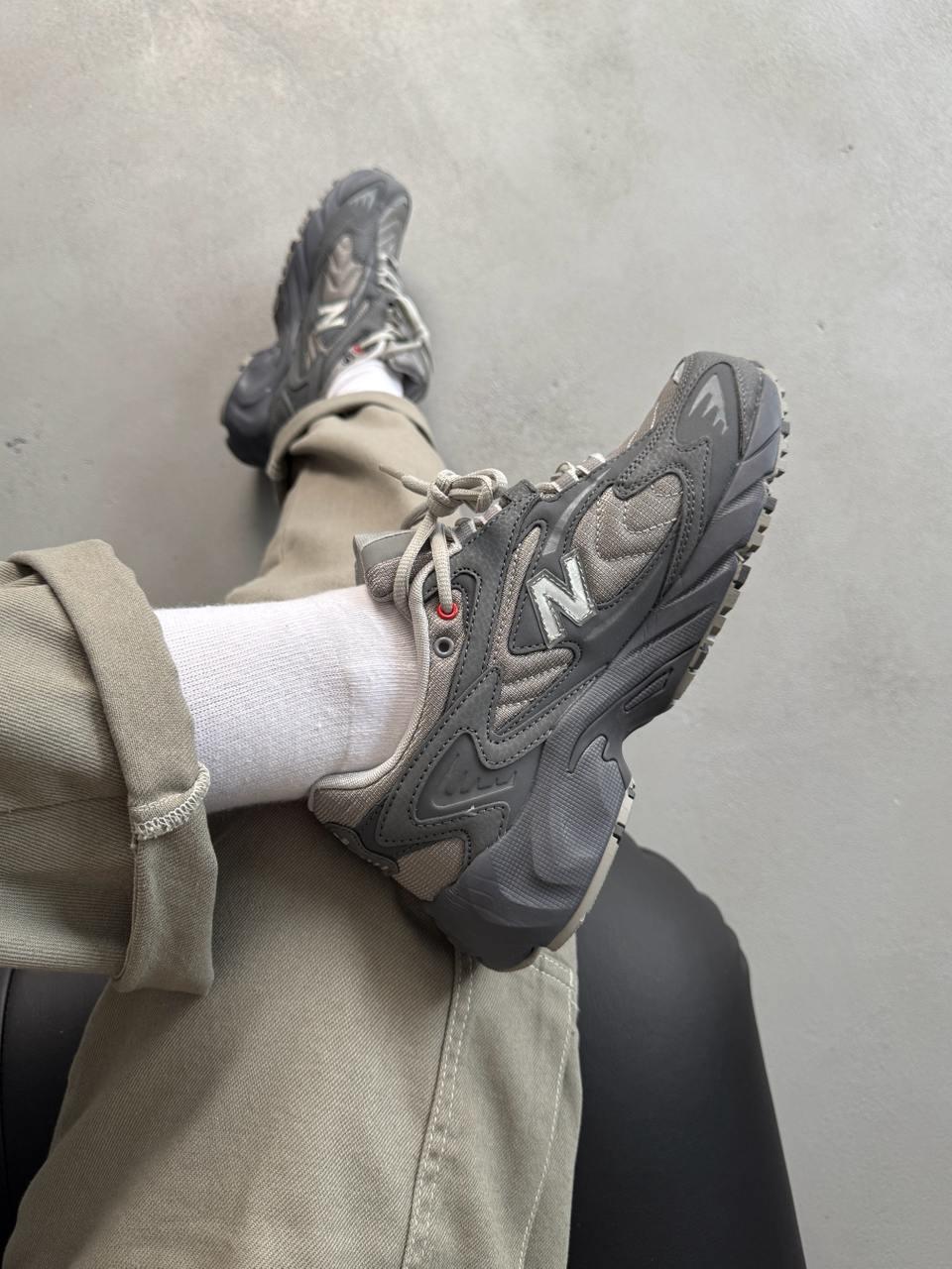 New Balance 725 Grey Black