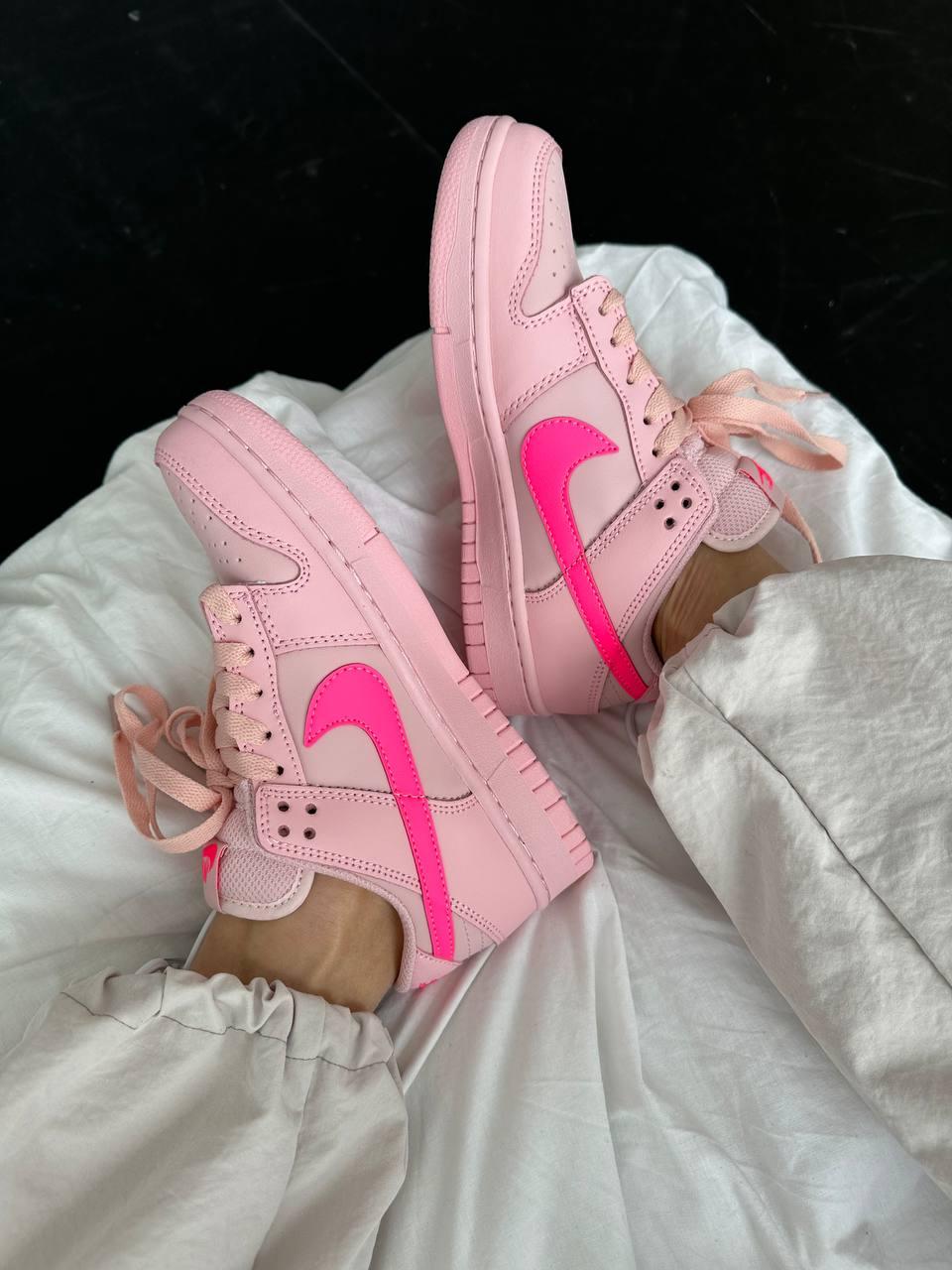 Nike SB Dunk Low Triple Pink