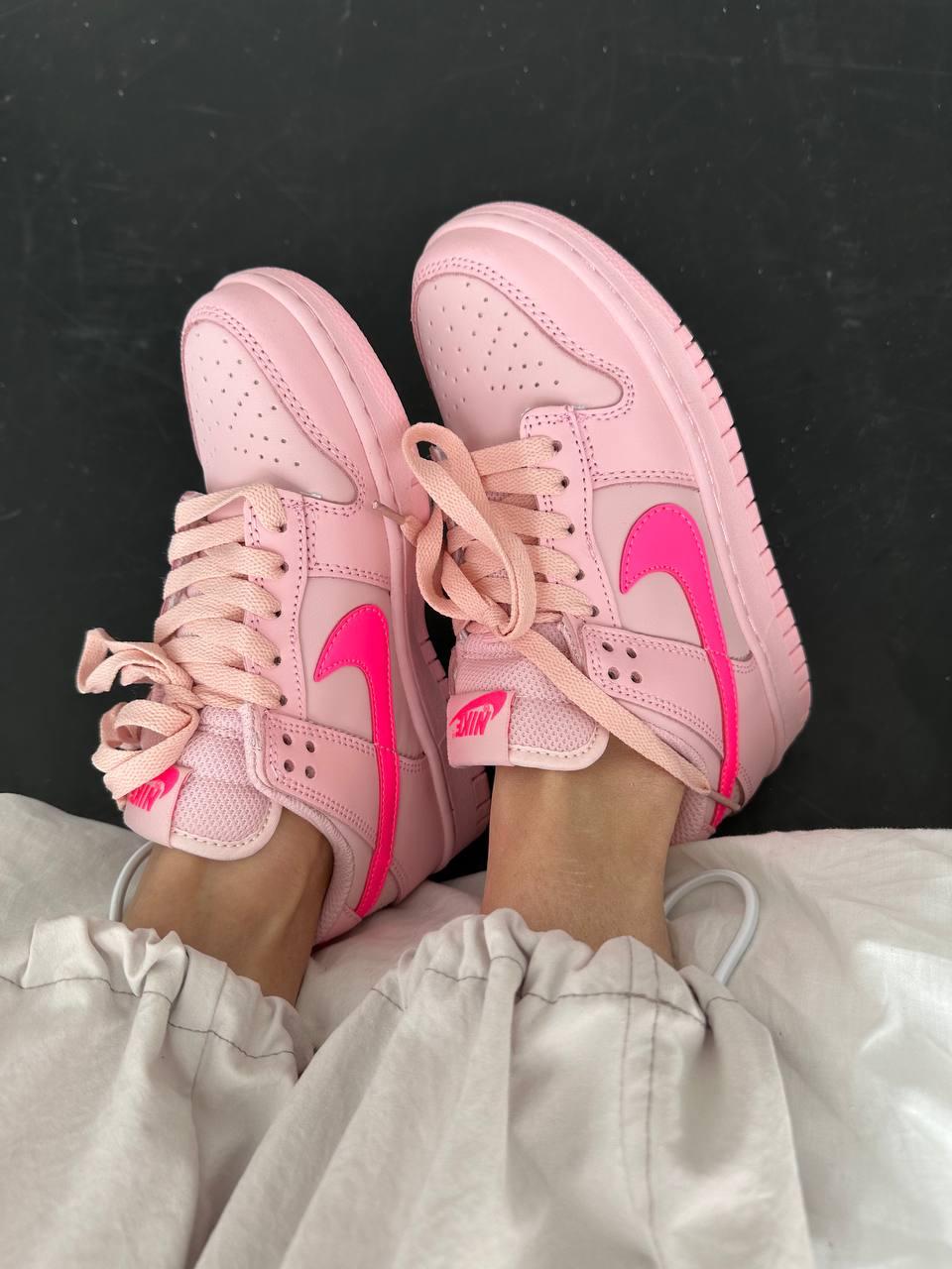 Nike SB Dunk Low Triple Pink