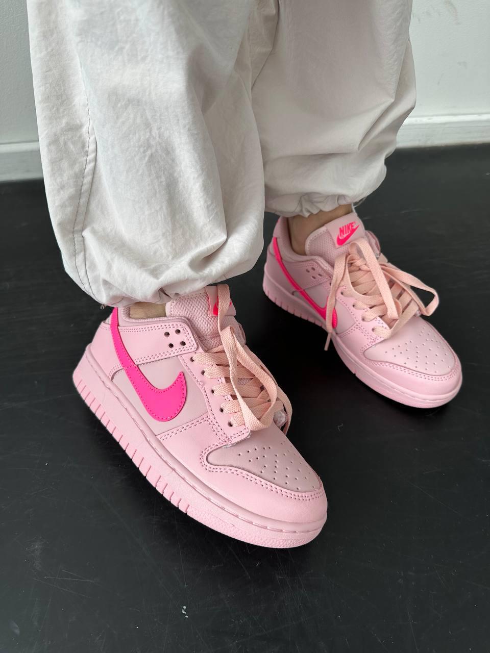 Nike SB Dunk Low Triple Pink