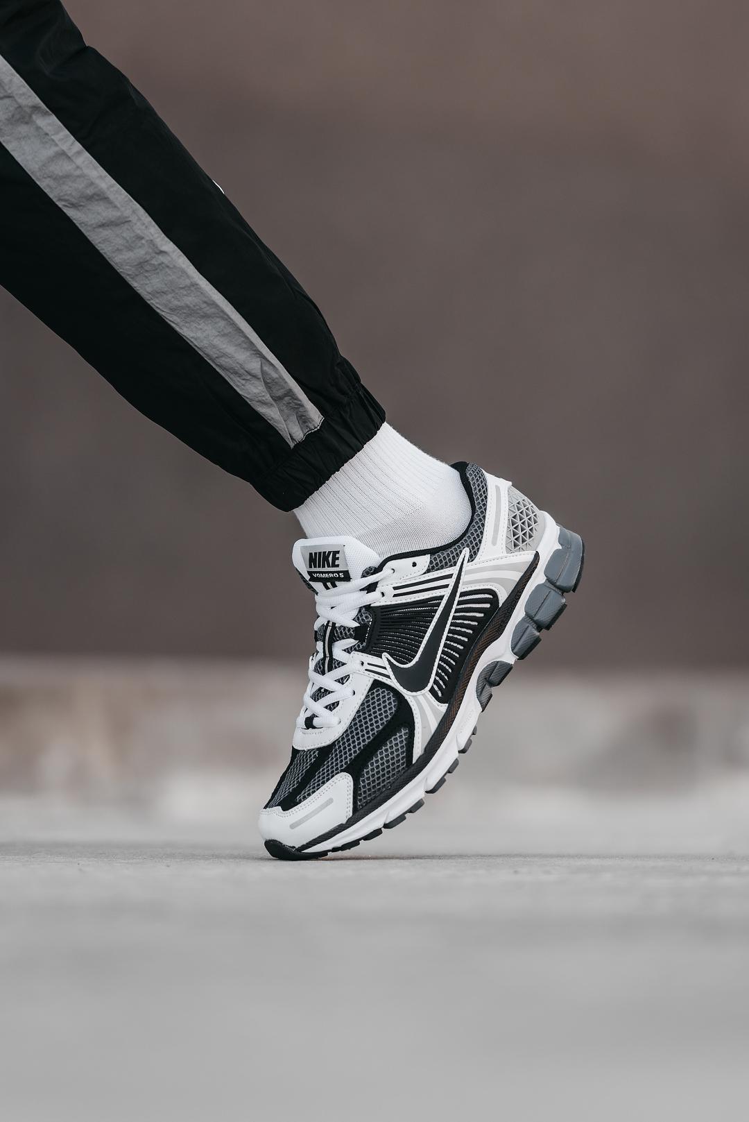 Nike Zoom Vomero 5 Black White v2