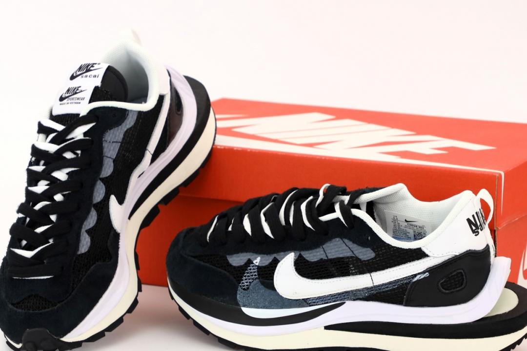 Nike VaporWaffle x Sacai Black White