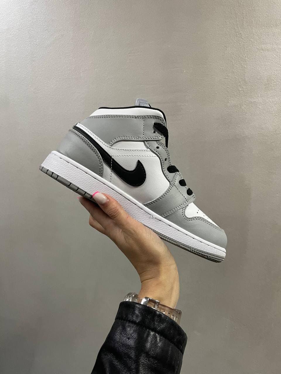 Nike Air Jordan 1 Retro Mid Smoke Grey