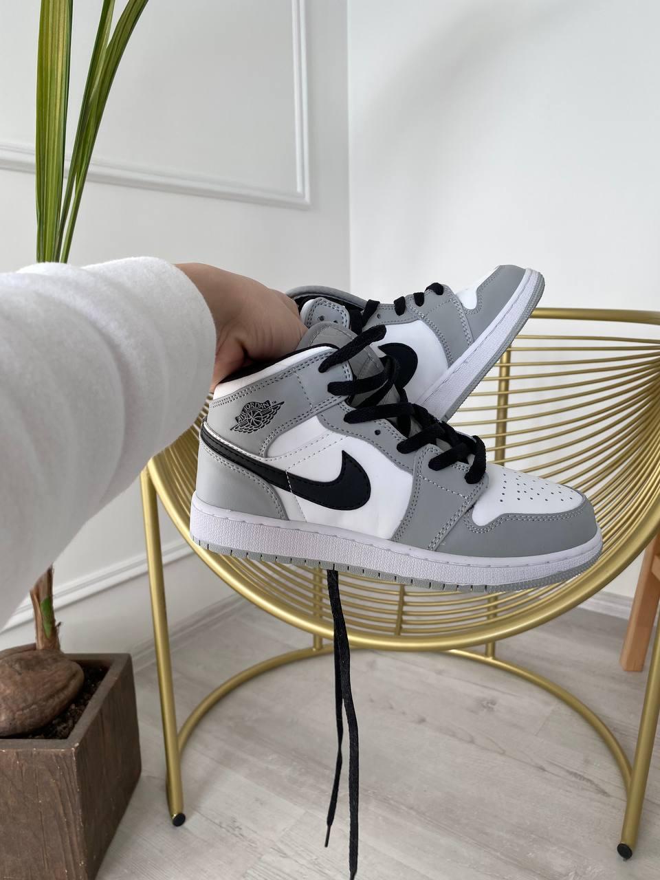 Nike Air Jordan 1 Retro Mid Smoke Grey