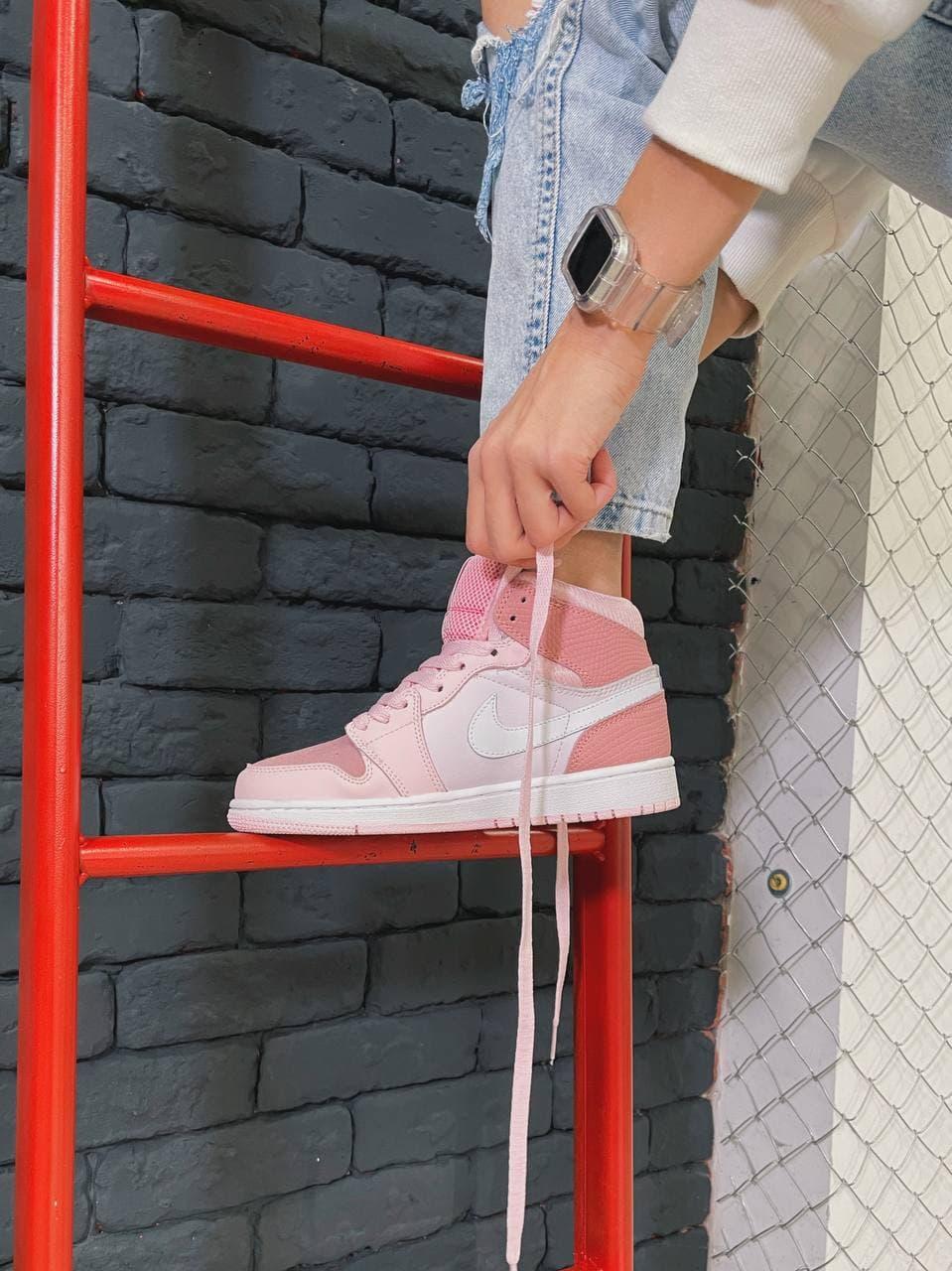 Nike Air Jordan 1 Retro High Pink