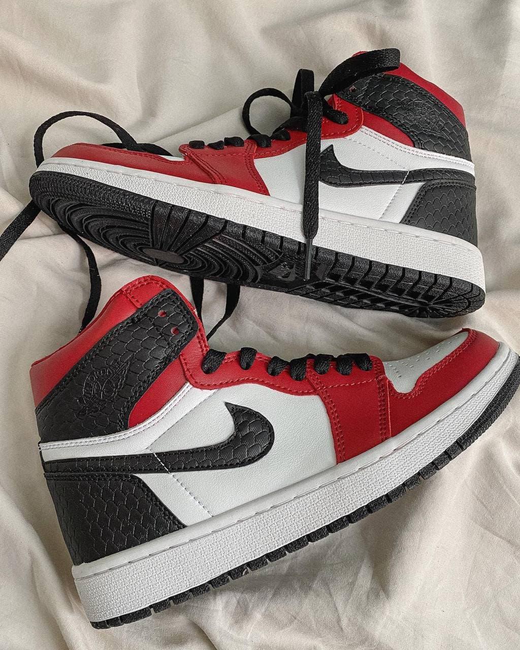 Nike Air Jordan 1 Retro High Black Red White 1